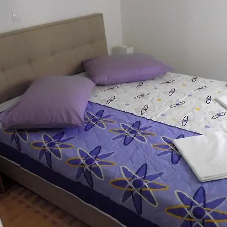 Inviting 7 Sleeps 4 Guests