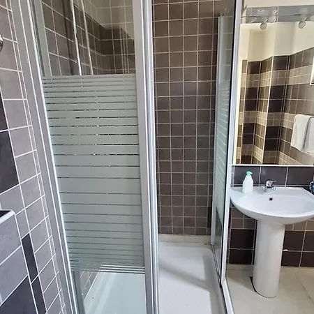 Inviting 7 Sleeps 4 Guests Apartment