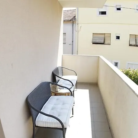 Inviting 7 Sleeps 4 Guests Apartment *