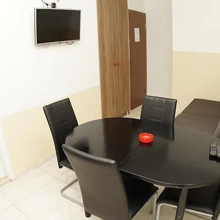 Inviting 7 Sleeps 4 Guests *