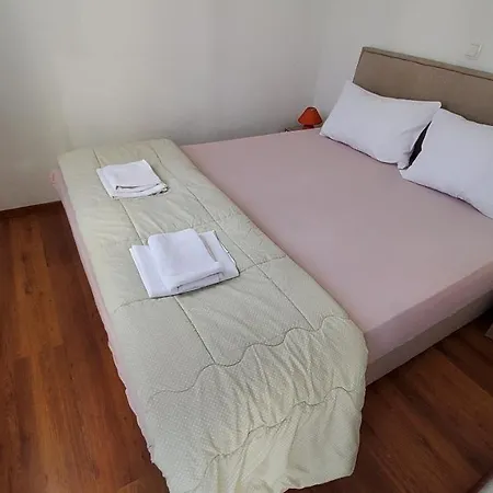 Apartment Inviting 7 Sleeps 4 Guests