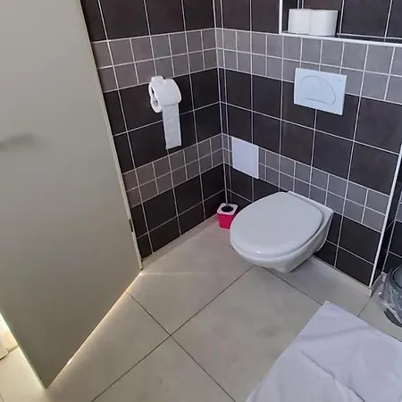 Inviting 7 Sleeps 4 Guests
